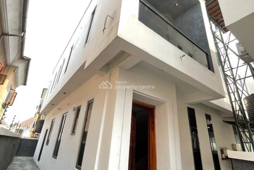 0678e3a0f9067d-lovely-4bedroom-semi-detached-duplex-semi-detached-duplexes-for-sale-ajah-lagos